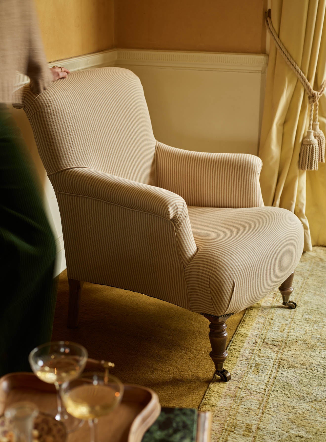 Fauteuil Finley, rayures ocre héritage