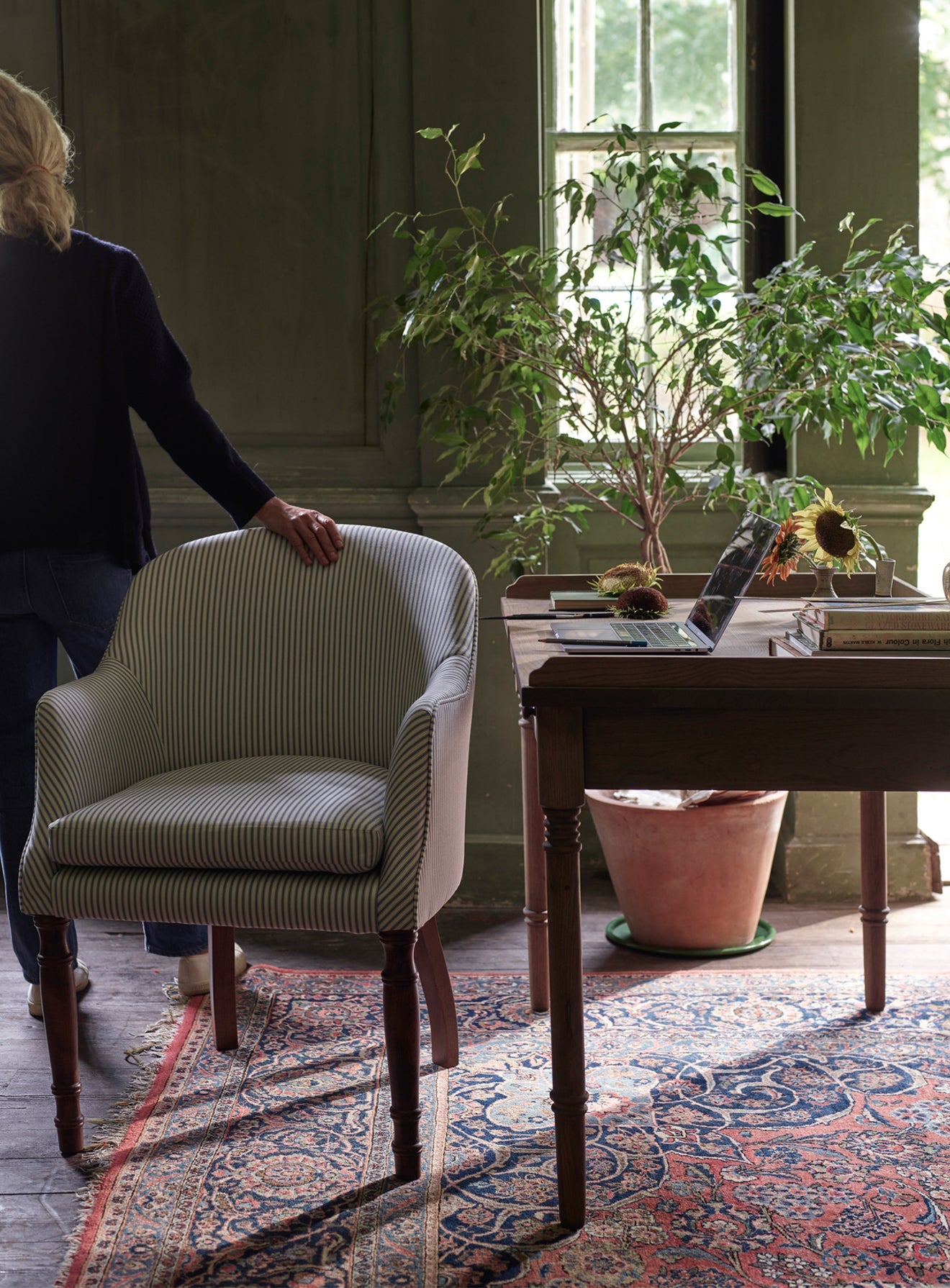 Fauteuil de bibliothèque Bennett, rayures bleues sur fond blanc