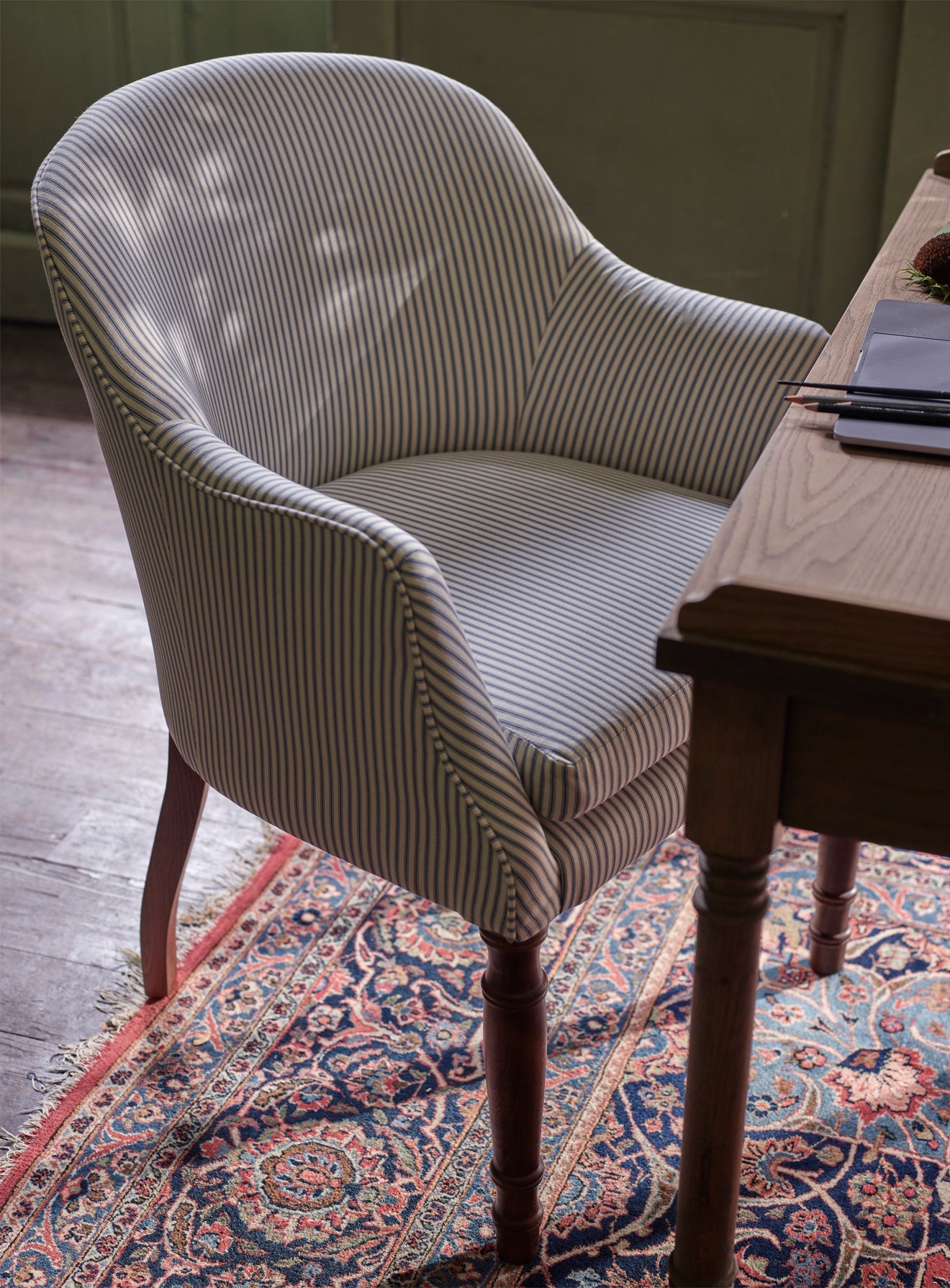 Fauteuil de bibliothèque Bennett, rayures bleues sur fond blanc