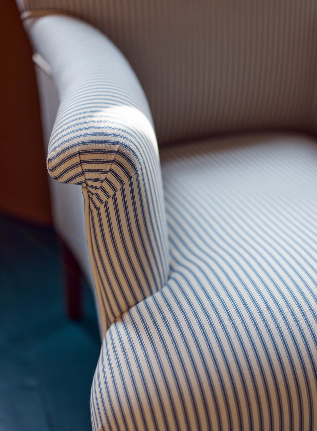 Fauteuil Finley, rayures bleues sur fond blanc