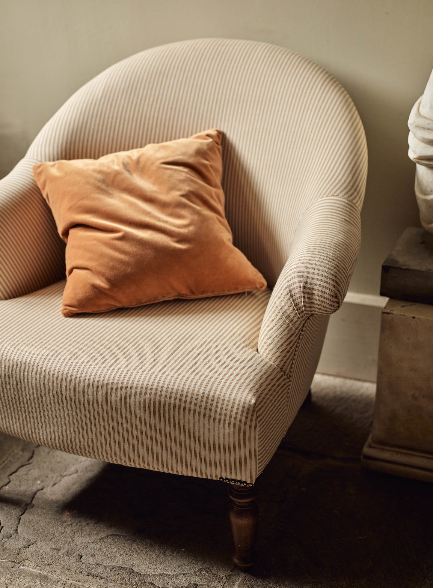 Fauteuil Clandon, rayures ocre héritage
