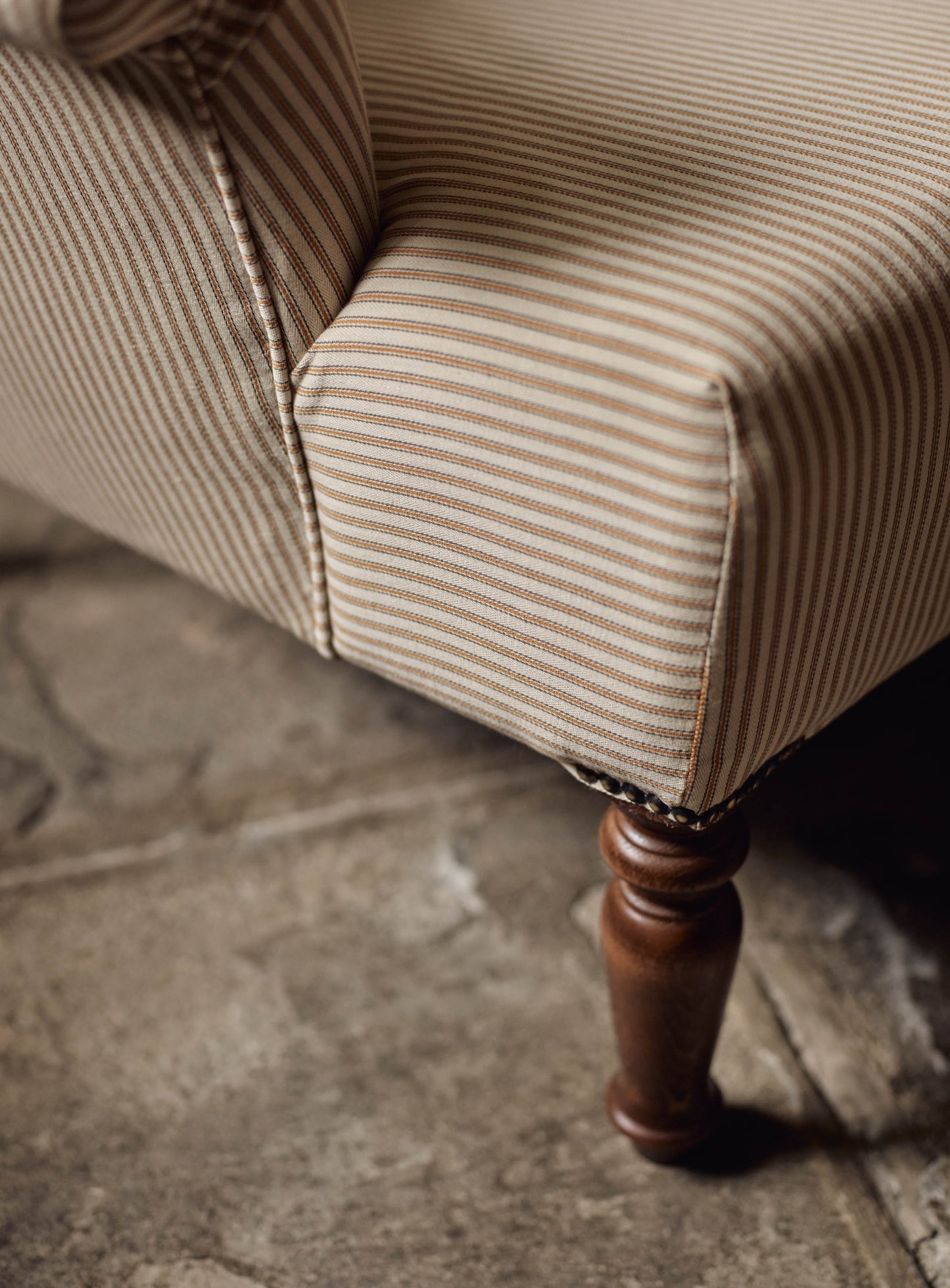 Fauteuil Clandon, rayures ocre héritage
