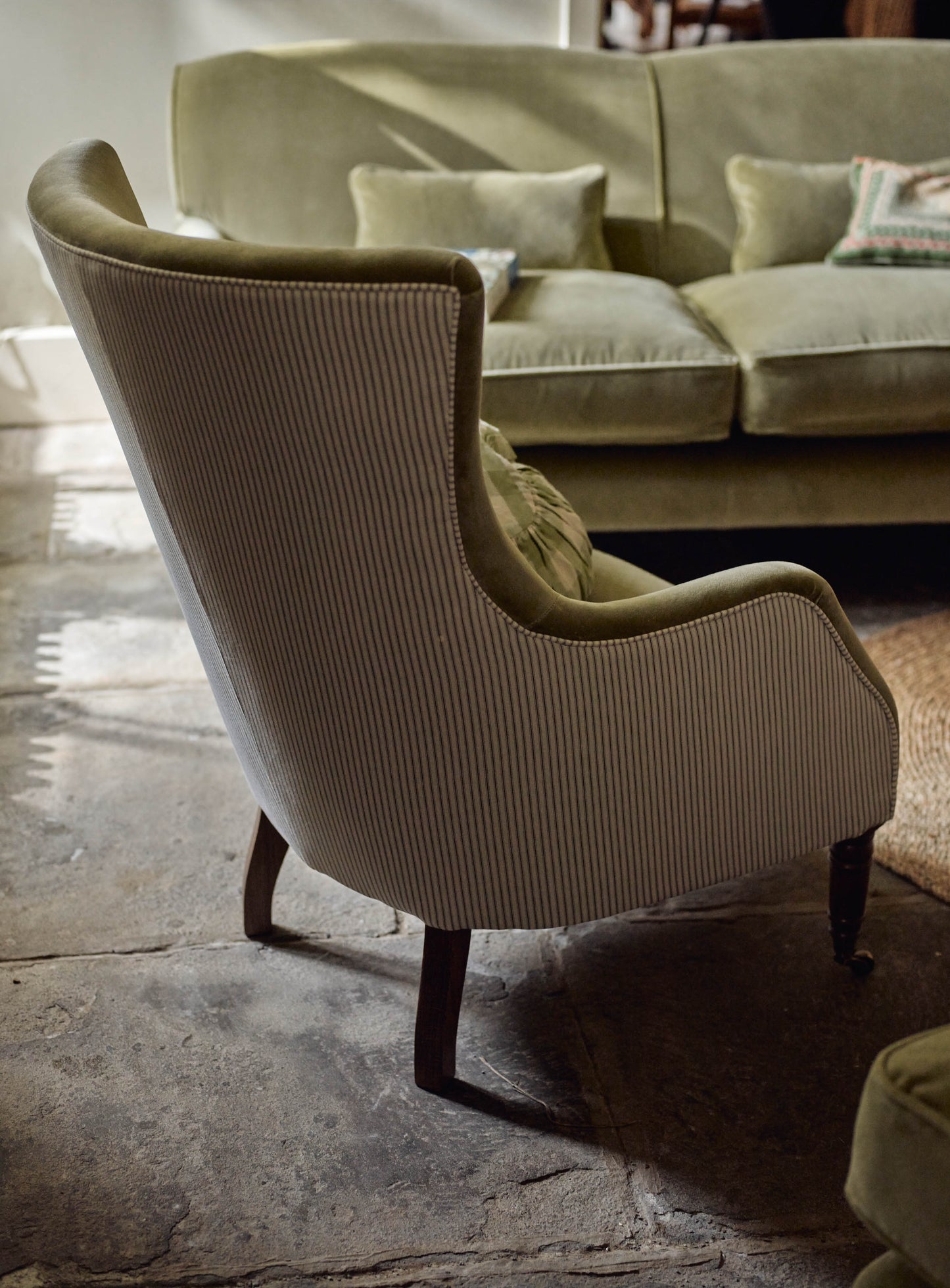 Fauteuil à oreilles Bromley, velours sauge et rayures héréditaires couleur taupe