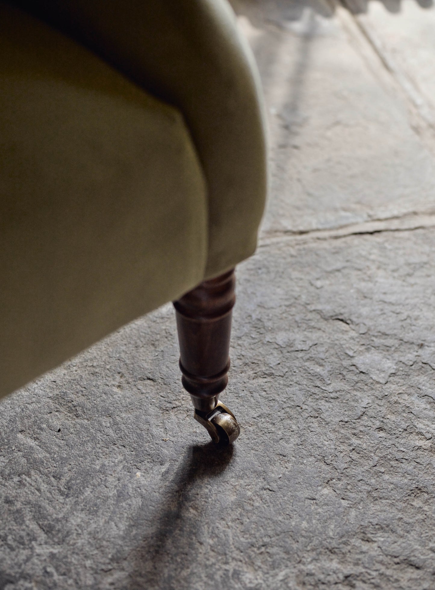 Fauteuil à oreilles Bromley, velours sauge et rayures héréditaires couleur taupe