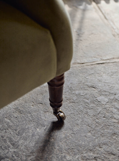 Fauteuil à oreilles Bromley, velours sauge et rayures héréditaires couleur taupe