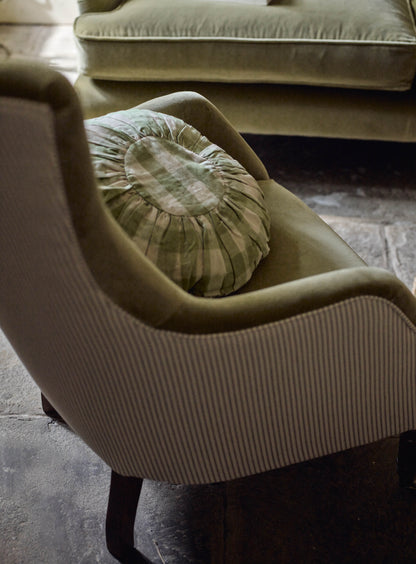 Fauteuil à oreilles Bromley, velours sauge et rayures héréditaires couleur taupe