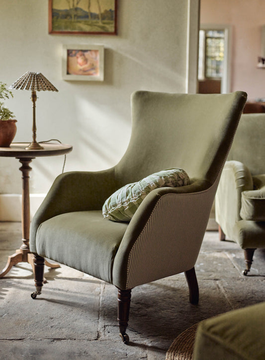 Fauteuil à oreilles Bromley, velours sauge et rayures héréditaires couleur taupe
