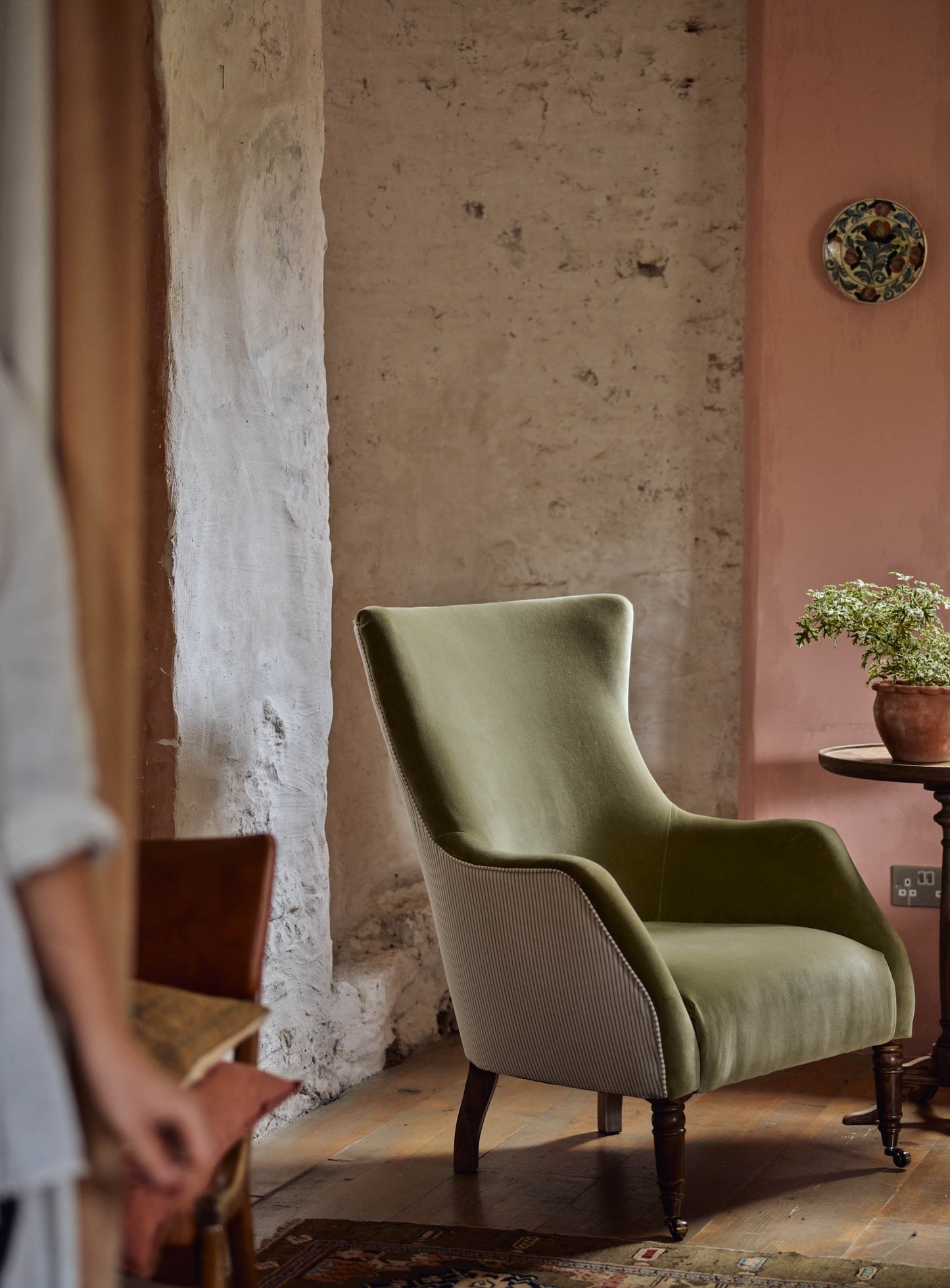 Fauteuil à oreilles Bromley, velours sauge et rayures héréditaires couleur taupe