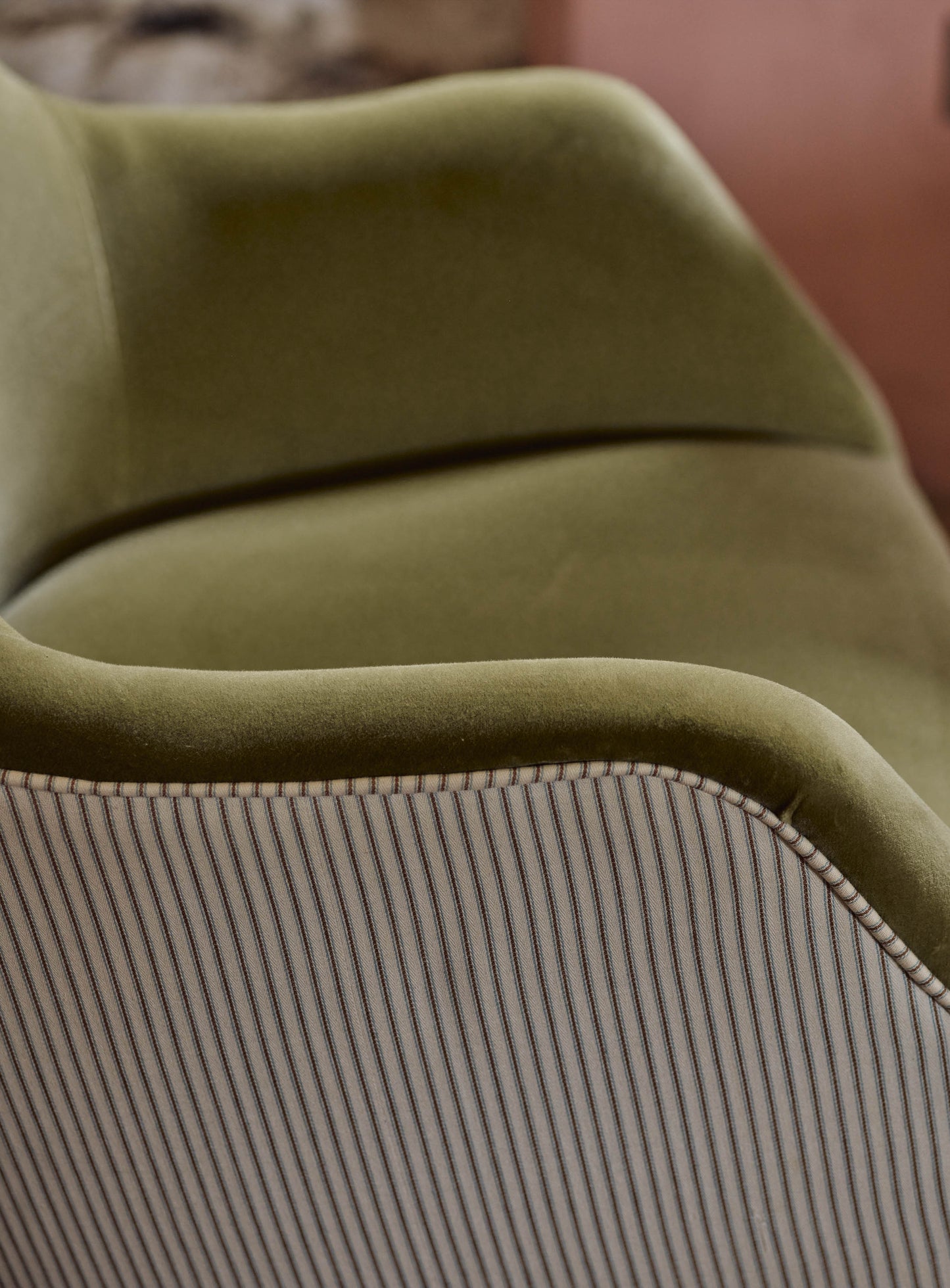 Fauteuil à oreilles Bromley, velours sauge et rayures héréditaires couleur taupe