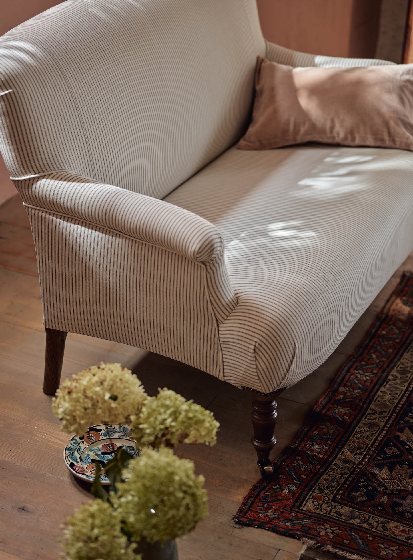 Canapé Finley, rayures marron clair sur fond marron foncé (Heritage Mole Stripe)