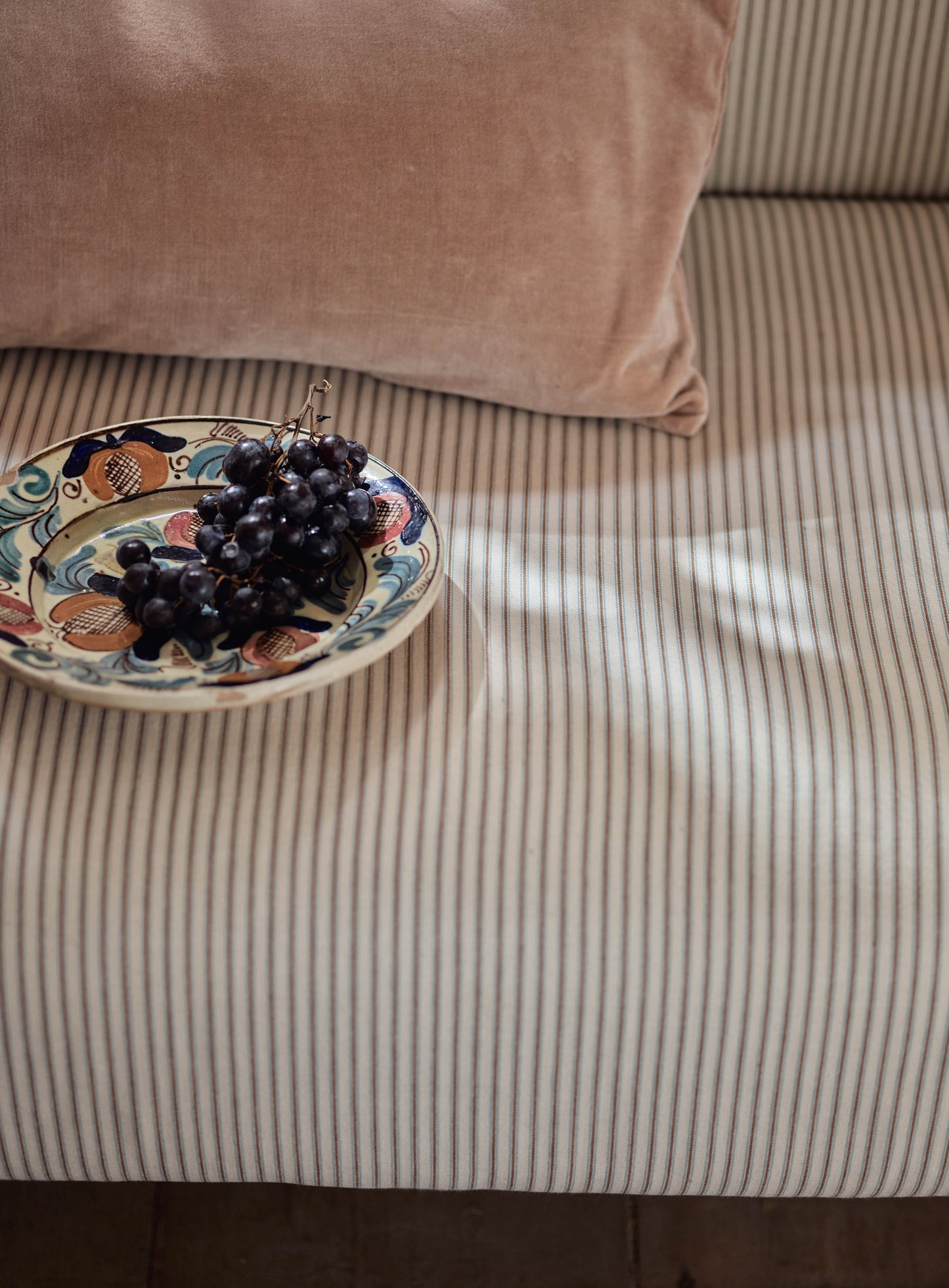 Canapé Finley, rayures marron clair sur fond marron foncé (Heritage Mole Stripe)