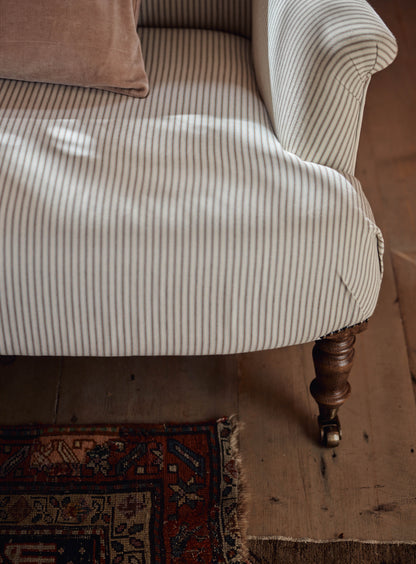 Canapé Finley, rayures marron clair sur fond marron foncé (Heritage Mole Stripe)
