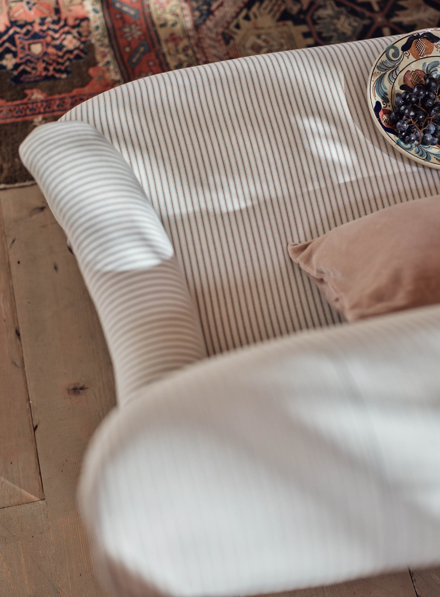 Canapé Finley, rayures marron clair sur fond marron foncé (Heritage Mole Stripe)