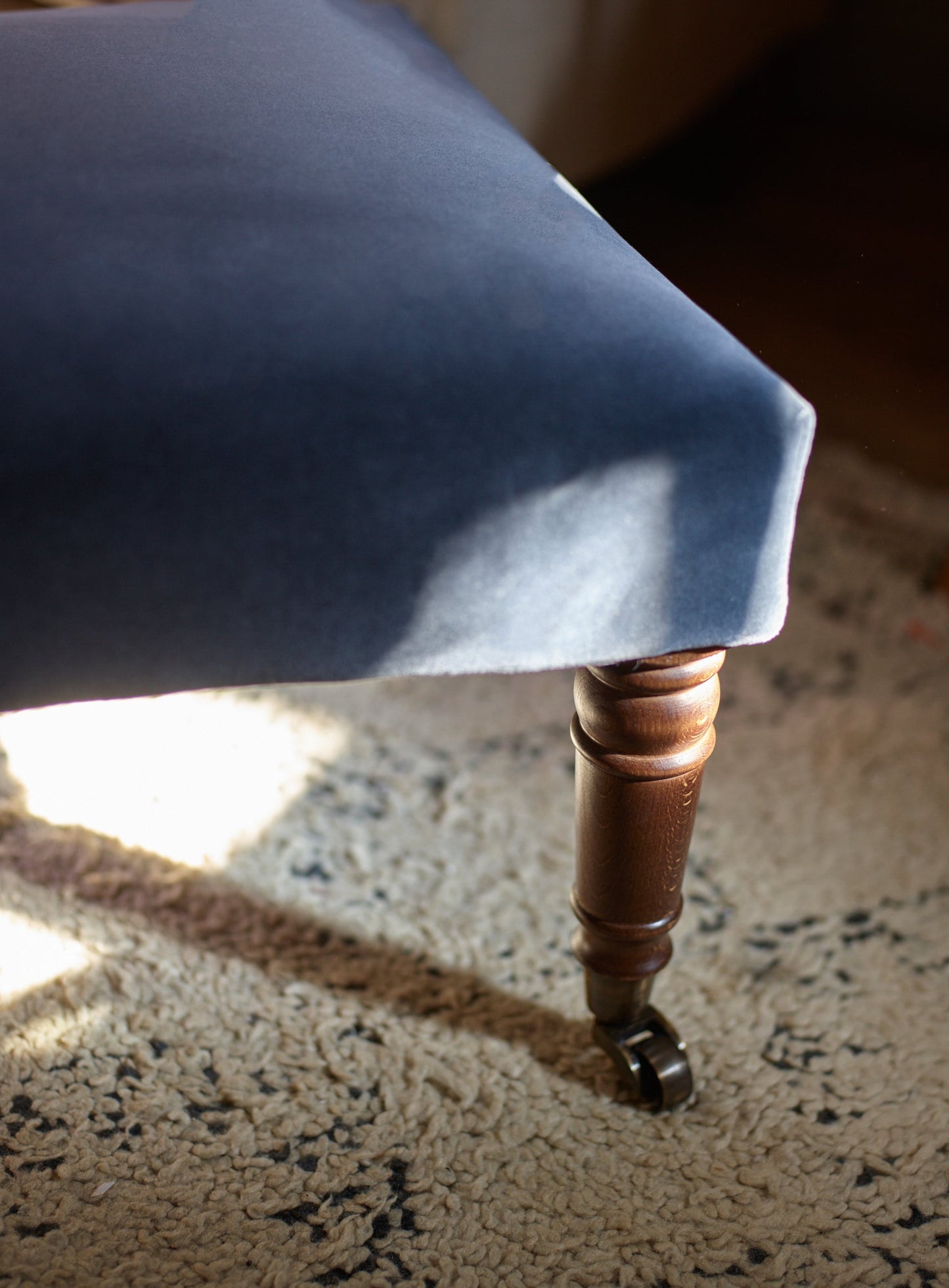 Tabouret Edmund, Grand modèle, Velours gris ardoise
