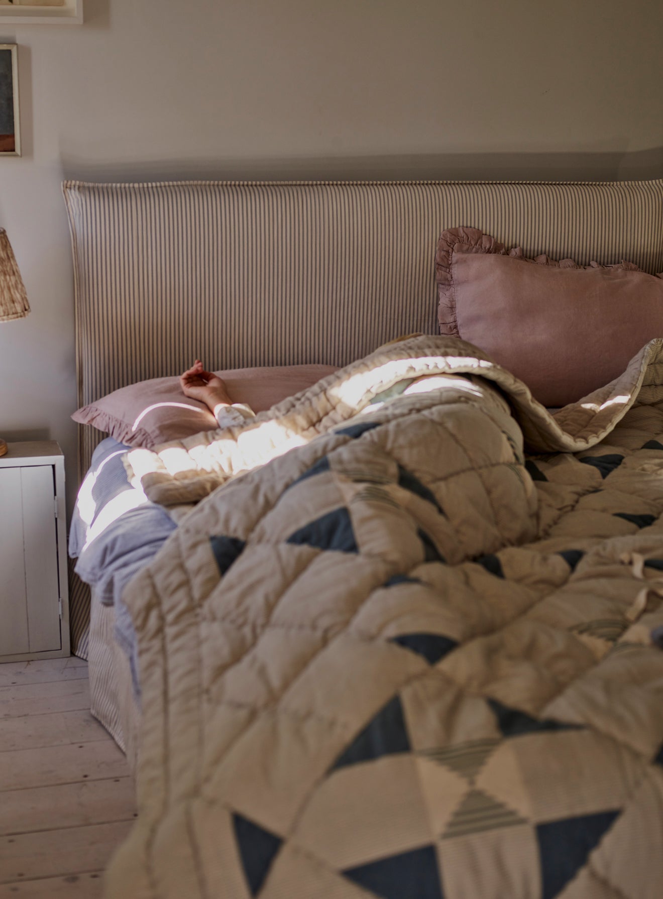 Lit Mila, rayures grises sur fond blanc
