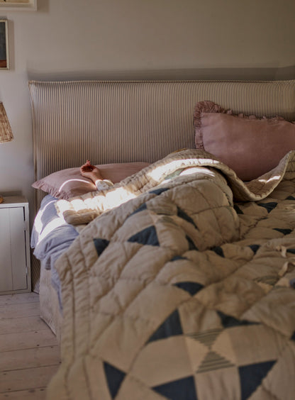 Lit Mila, rayures grises sur fond blanc