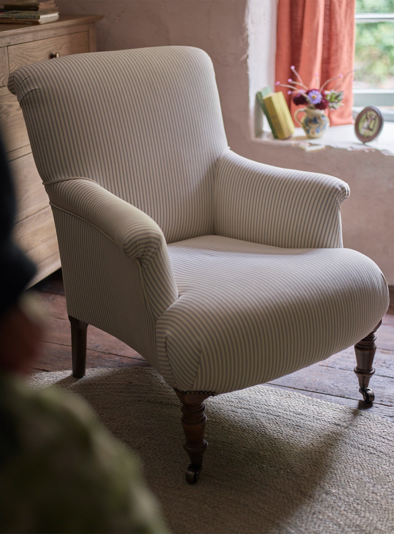 Fauteuil Finley, rayures grises sur fond blanc