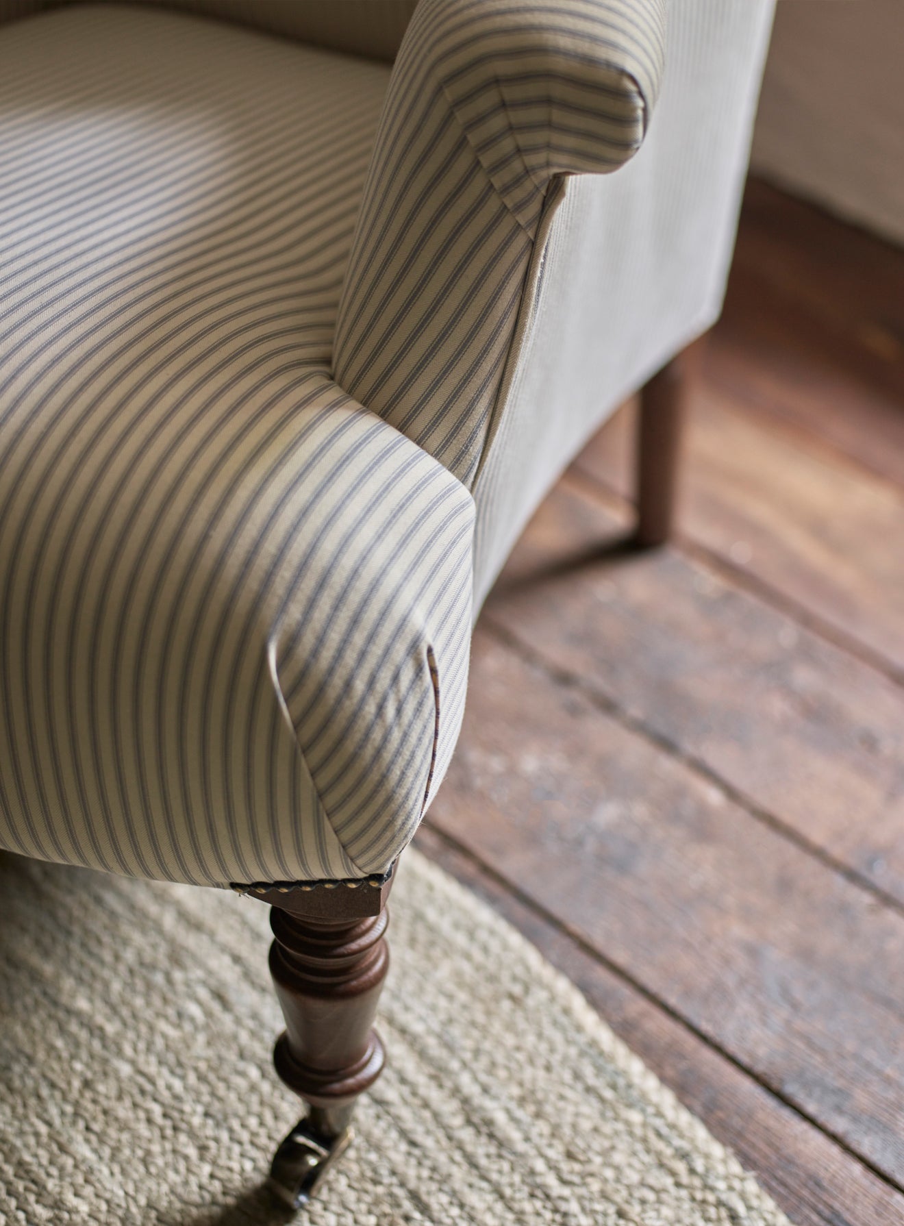 Fauteuil Finley, rayures grises sur fond blanc
