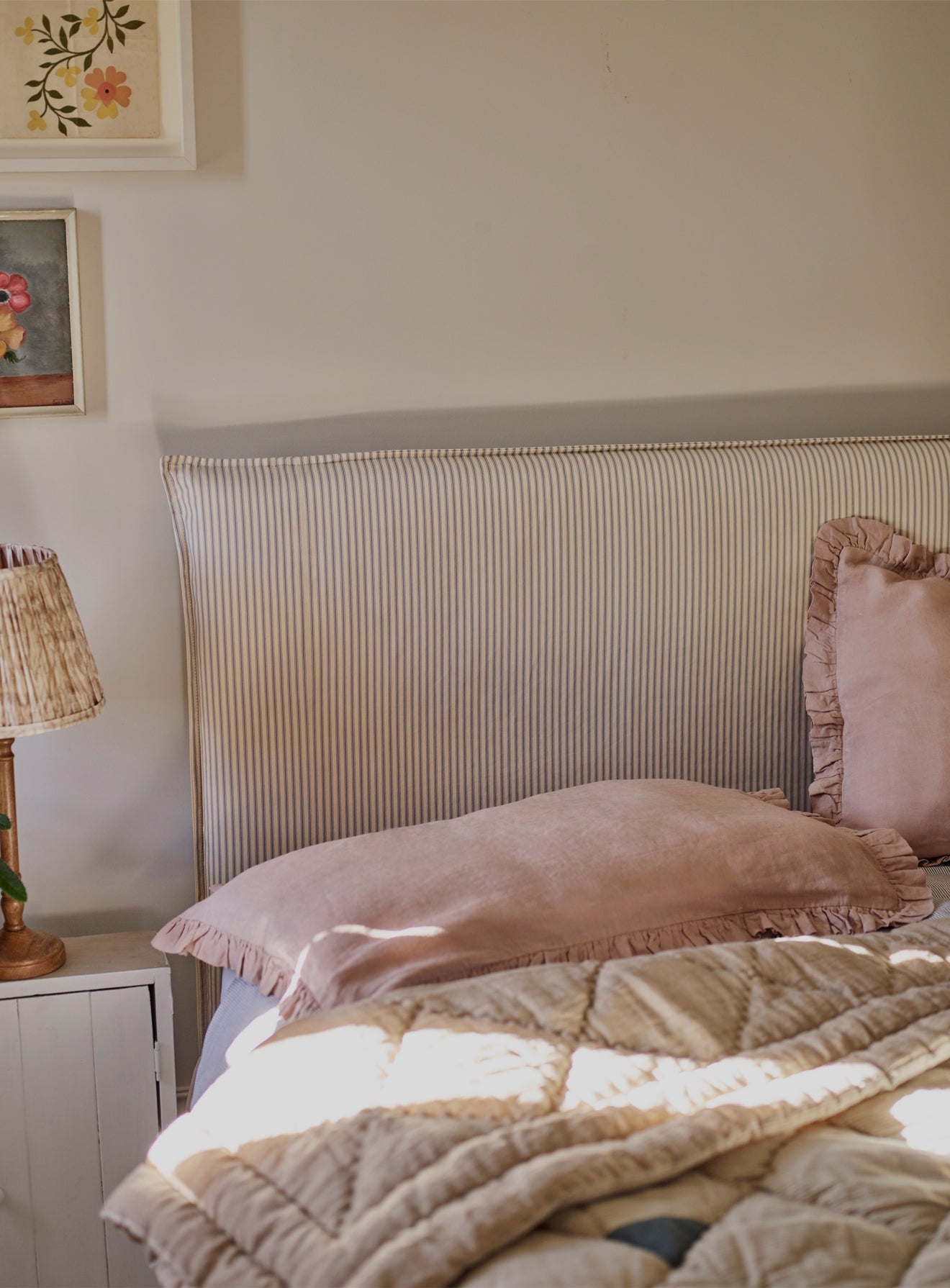 Lit Mila, rayures grises sur fond blanc