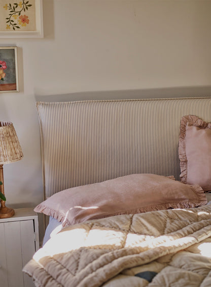 Lit Mila, rayures grises sur fond blanc
