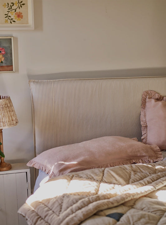 Lit Mila, rayures grises sur fond blanc