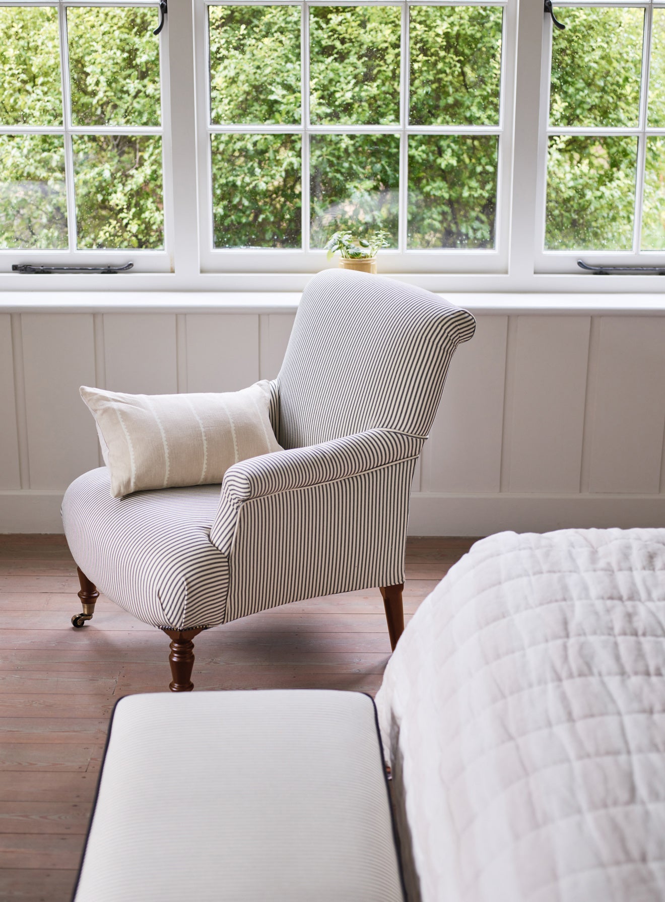 Fauteuil Finley, rayures noires sur fond blanc