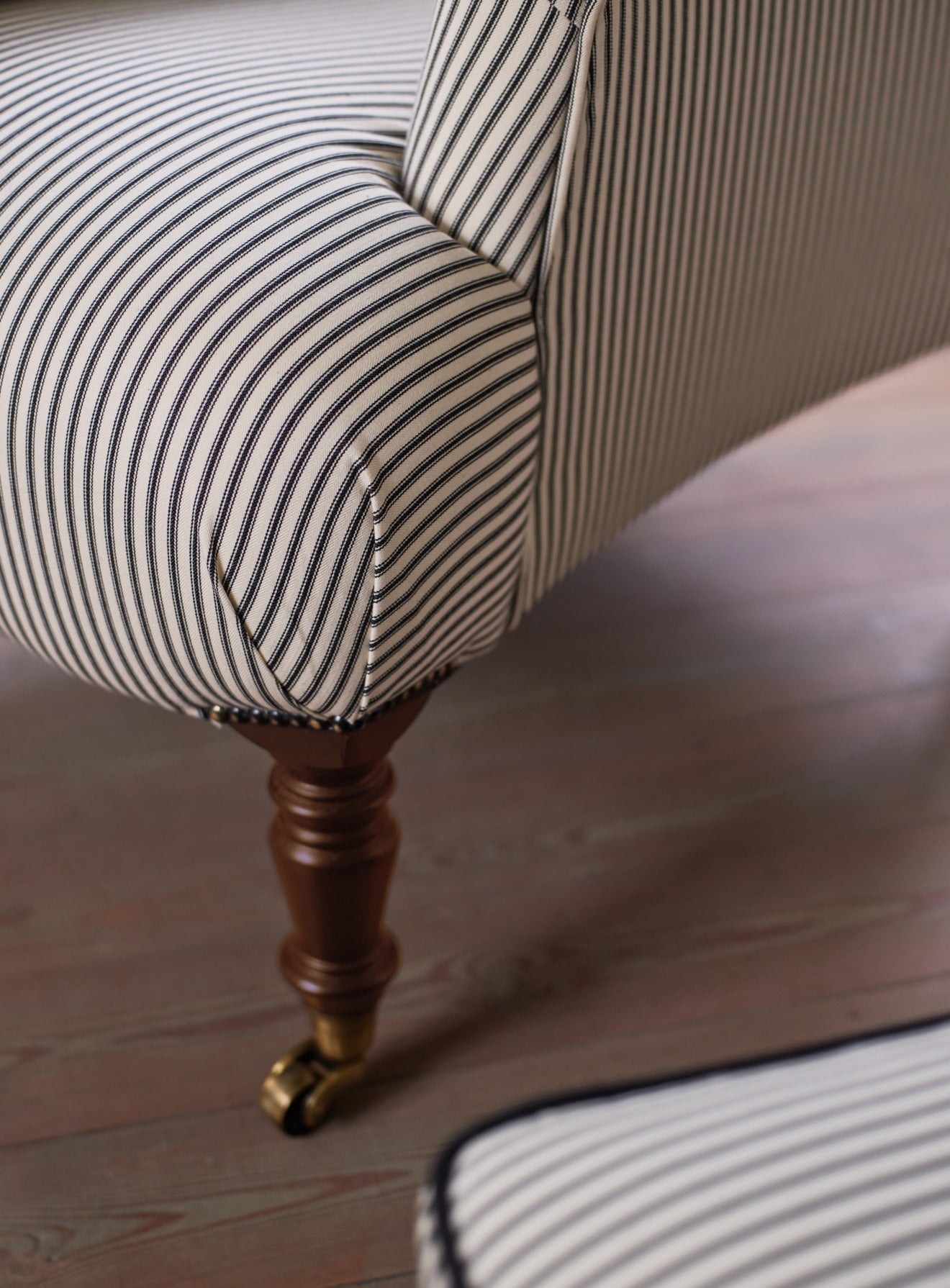Fauteuil Finley, rayures noires sur fond blanc