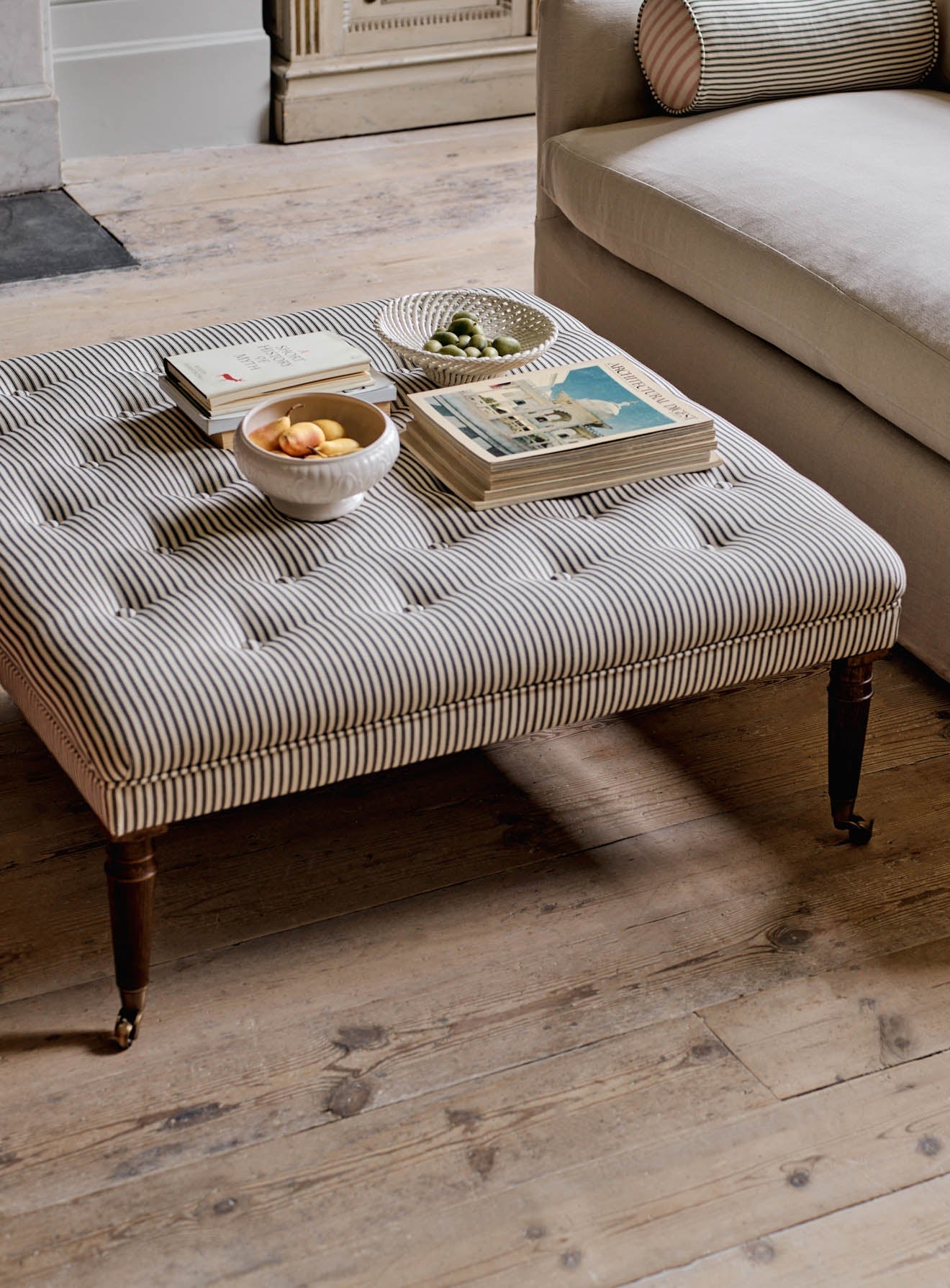 Tabouret Freyer, carré, rayures noires sur fond blanc