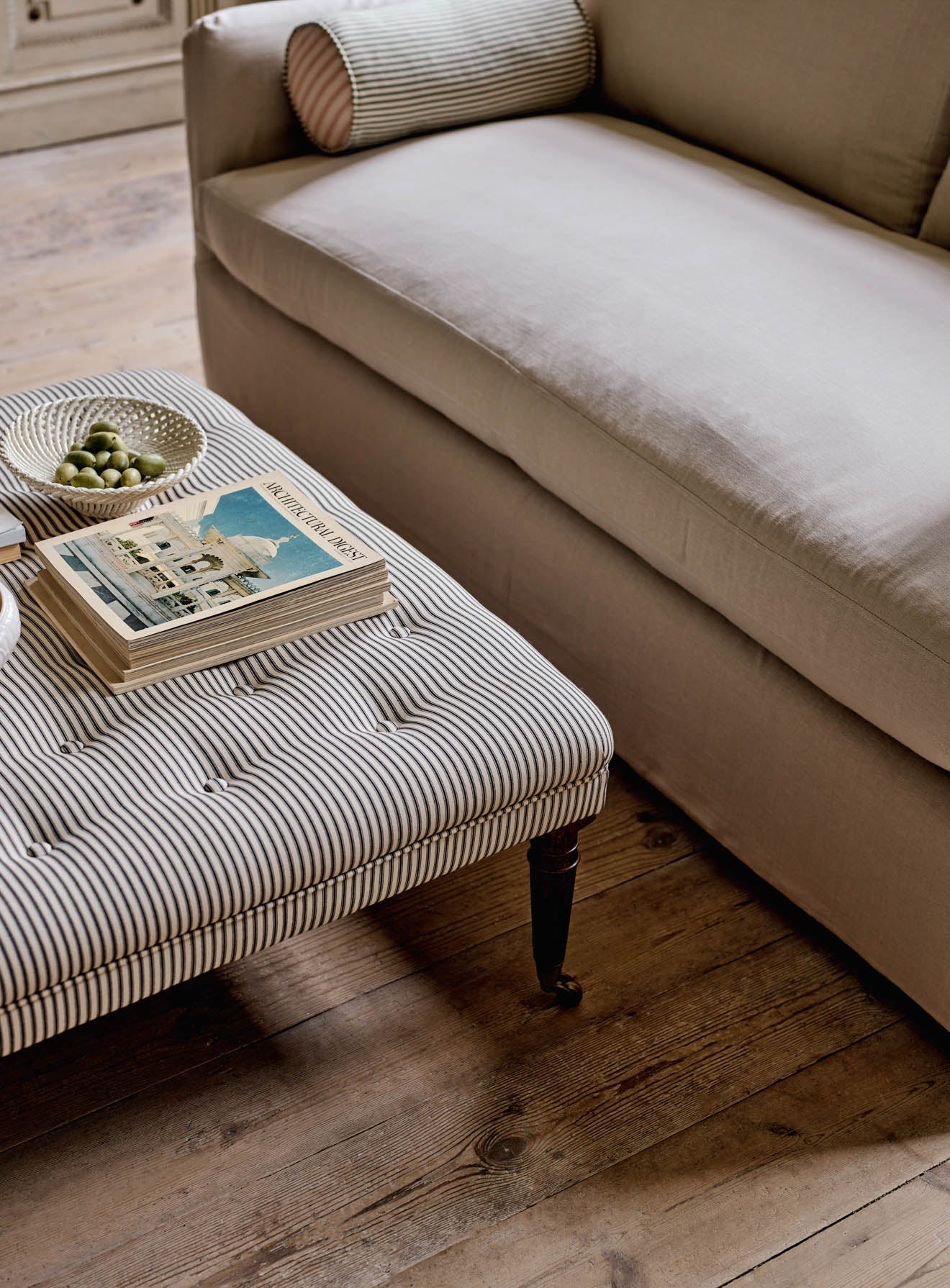 Tabouret Freyer, carré, rayures noires sur fond blanc