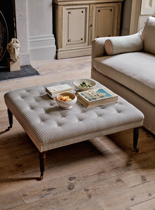 Tabouret Freyer, carré, rayures noires sur fond blanc
