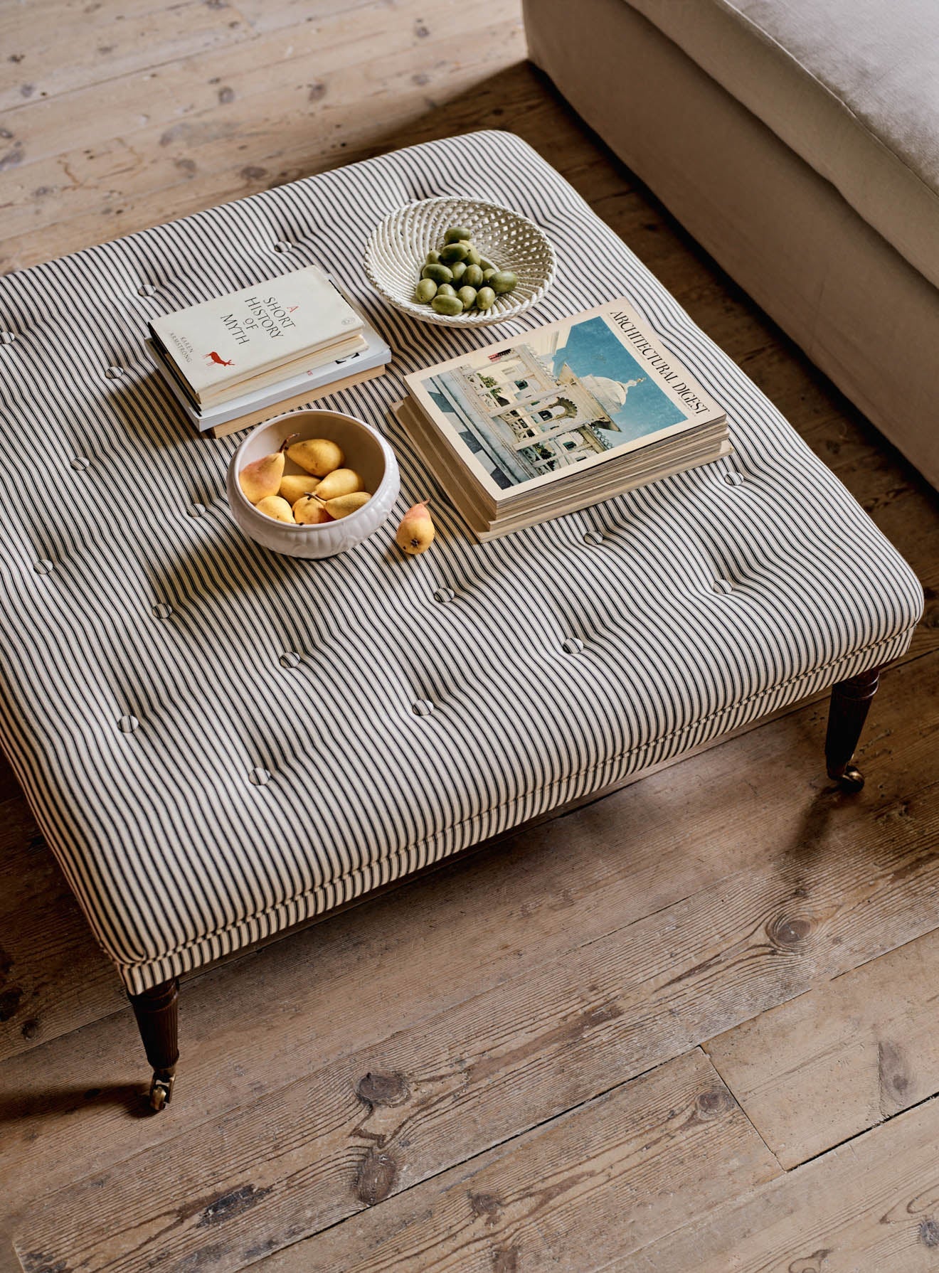 Tabouret Freyer, carré, rayures noires sur fond blanc