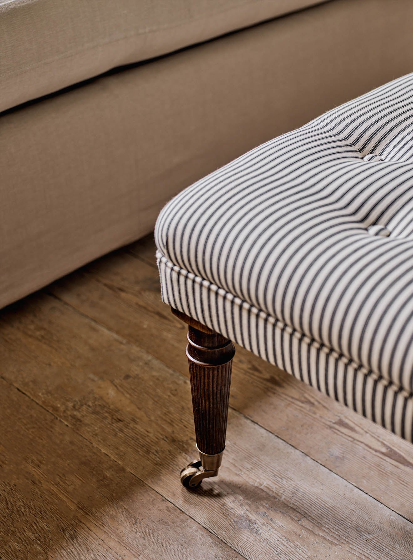 Tabouret Freyer, carré, rayures noires sur fond blanc