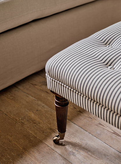 Tabouret Freyer, carré, rayures noires sur fond blanc