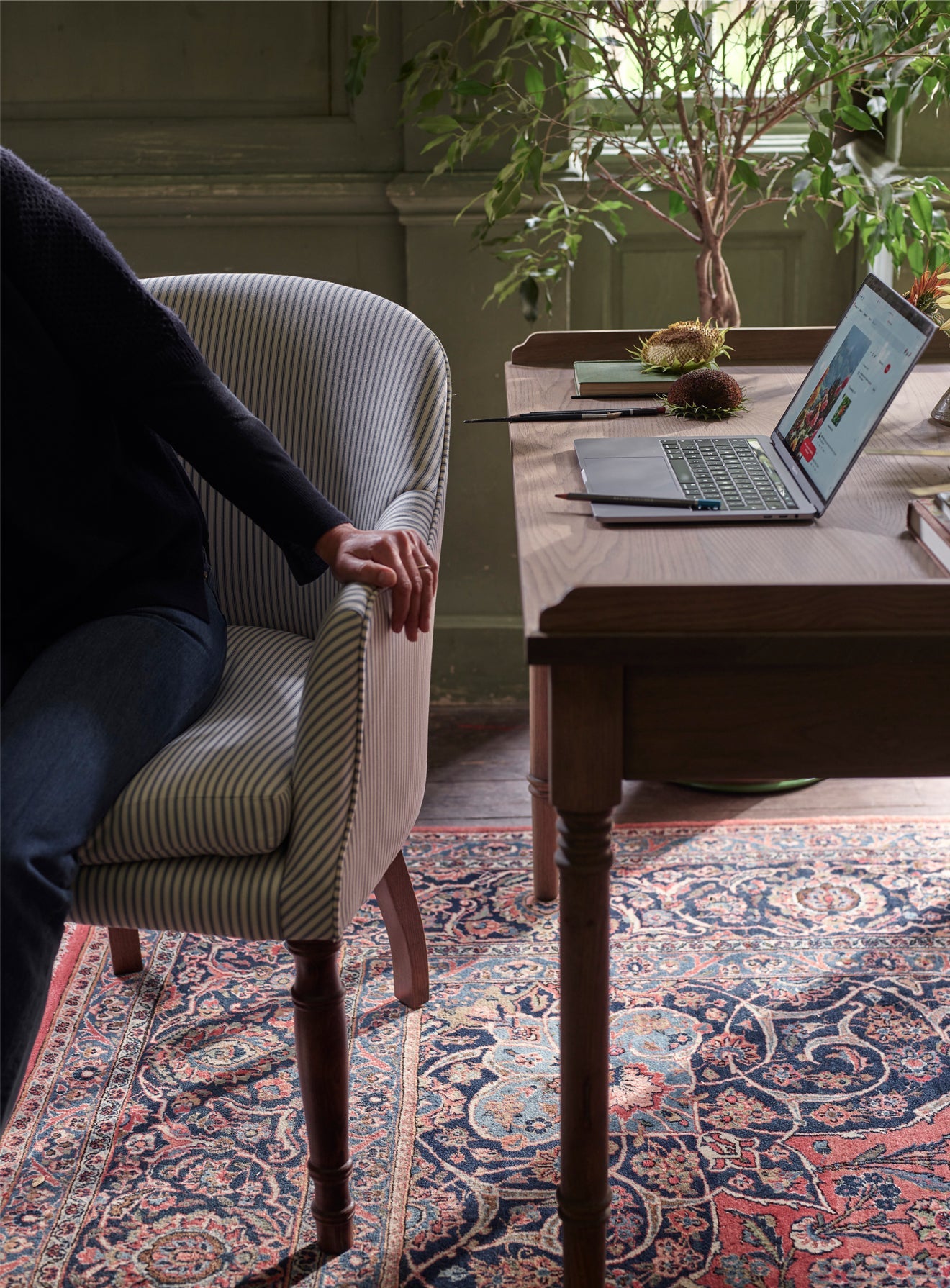 Fauteuil de bibliothèque Bennett, rayures bleues sur fond blanc