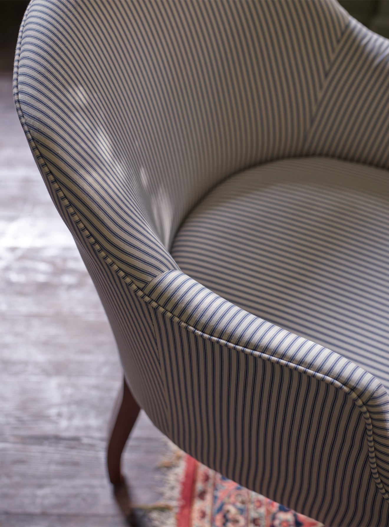 Fauteuil de bibliothèque Bennett, rayures bleues sur fond blanc