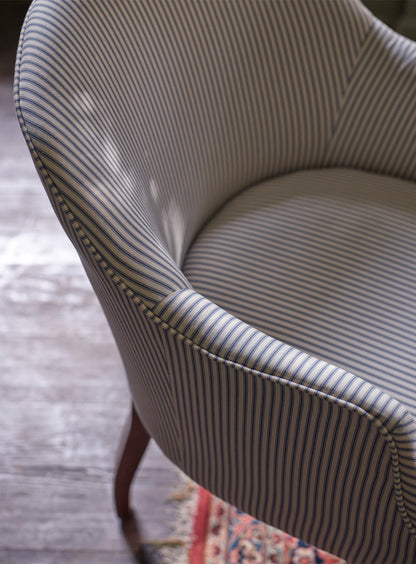 Fauteuil de bibliothèque Bennett, rayures bleues sur fond blanc