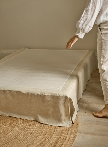 Lit Mila, rayures grises sur fond blanc