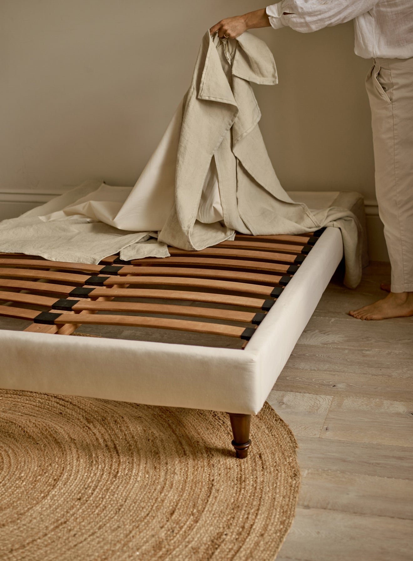 Lit Mila, rayures grises sur fond blanc