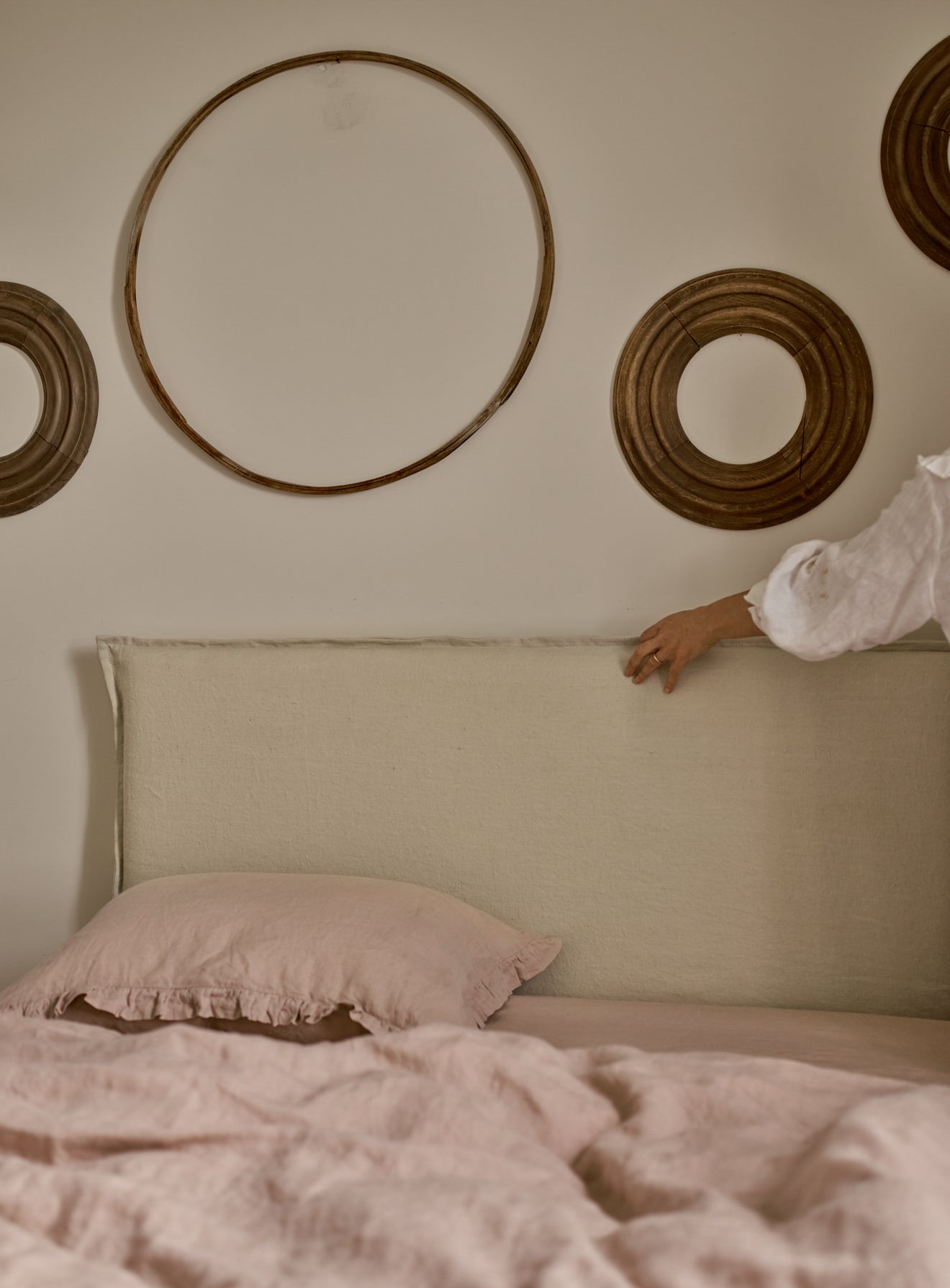 Lit Mila, rayures grises sur fond blanc