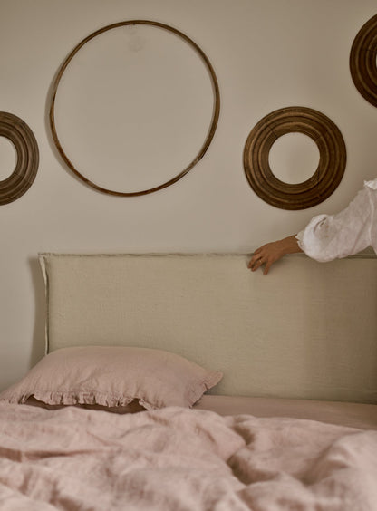 Lit Mila, rayures grises sur fond blanc