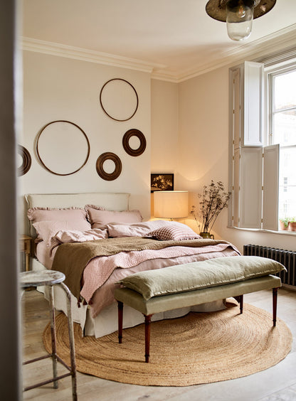 Lit Mila, rayures grises sur fond blanc