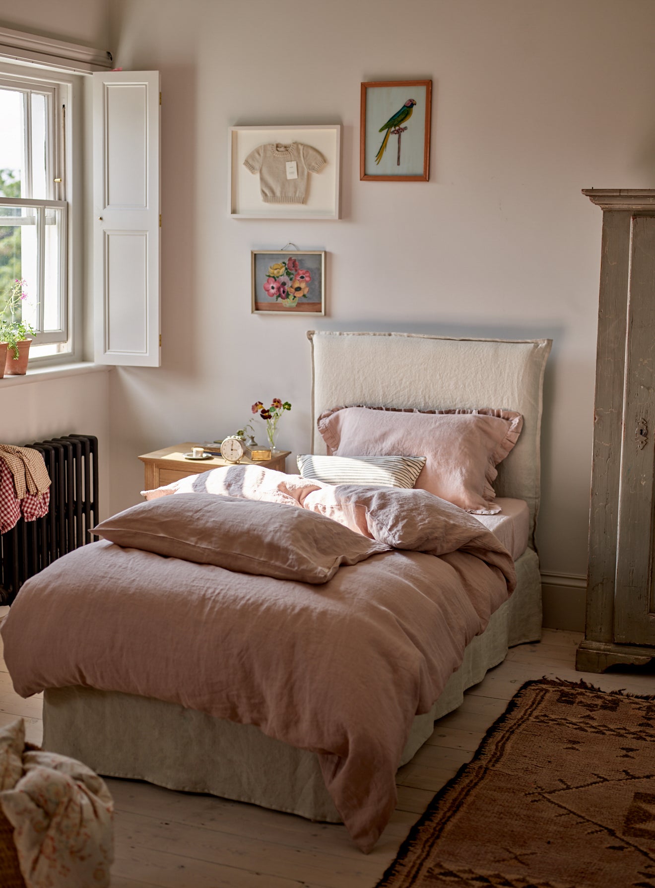 Lit Mila, rayures grises sur fond blanc