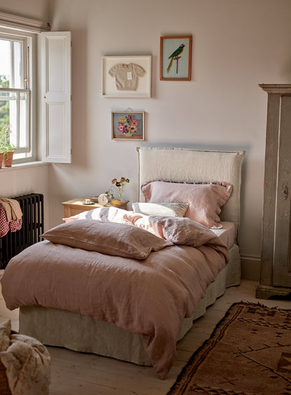 Lit Mila, rayures grises sur fond blanc