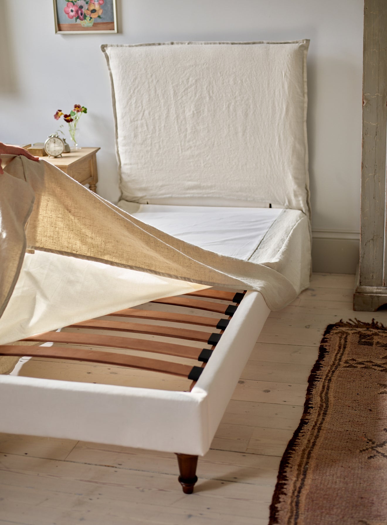 Lit Mila, rayures grises sur fond blanc
