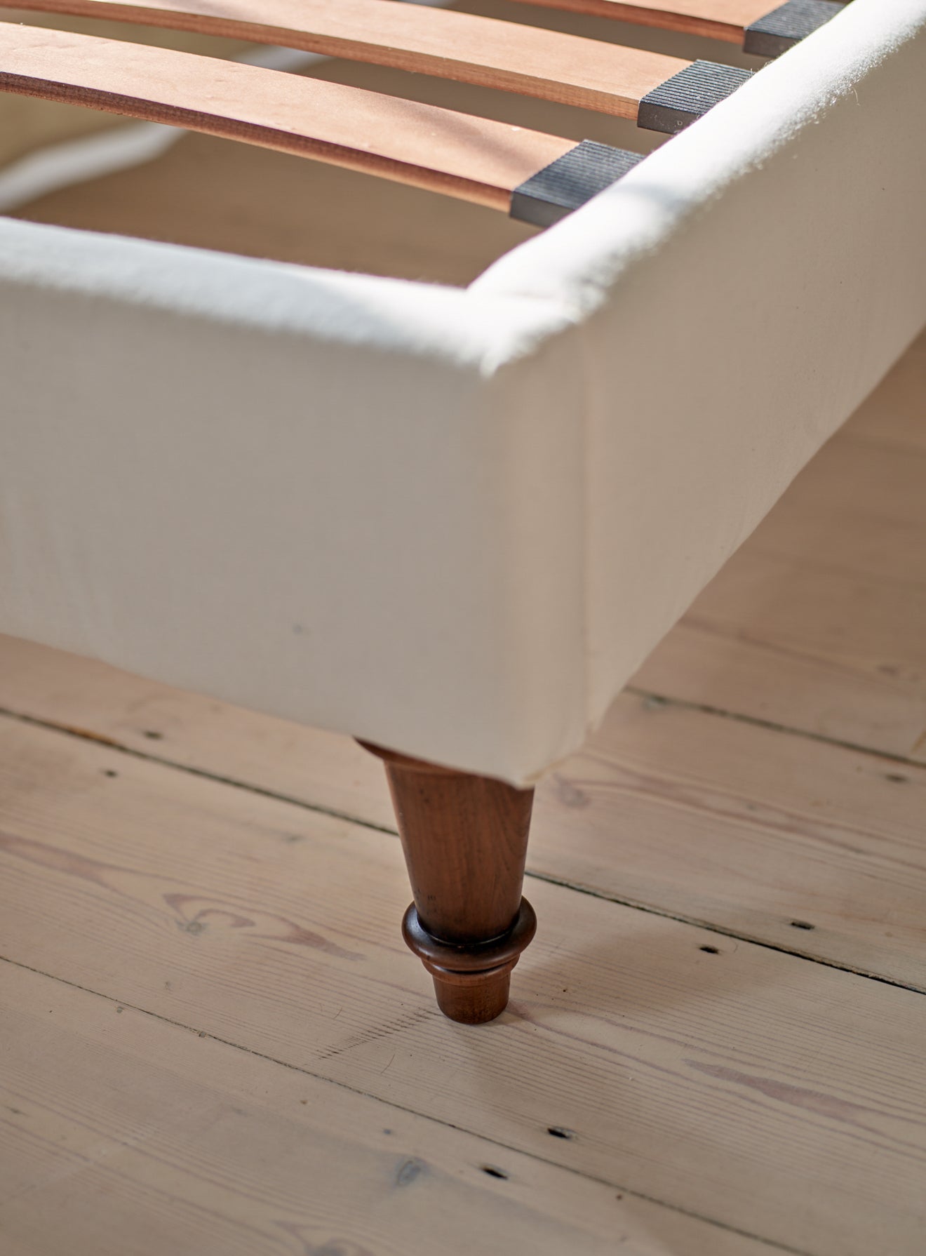 Lit Mila, rayures grises sur fond blanc