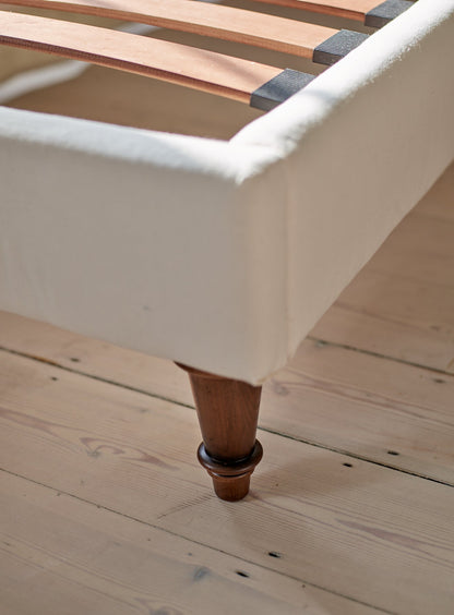 Lit Mila, rayures grises sur fond blanc