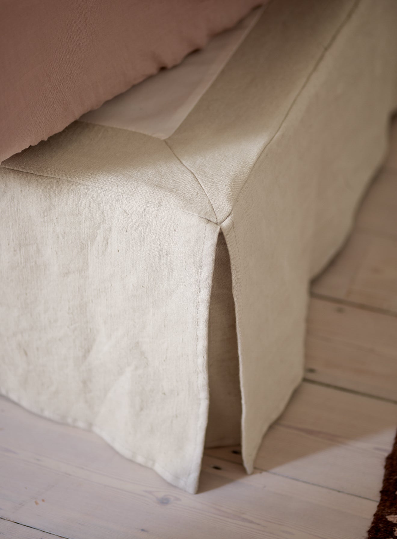 Lit Mila, rayures grises sur fond blanc