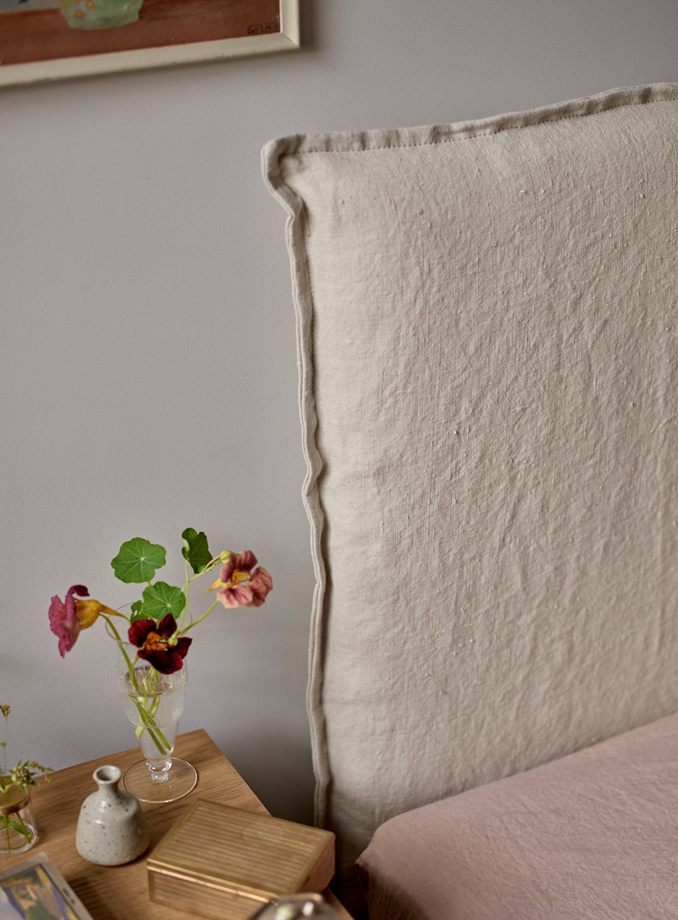 Lit Mila, rayures grises sur fond blanc