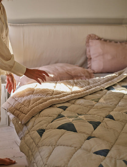 Lit Mila, rayures grises sur fond blanc